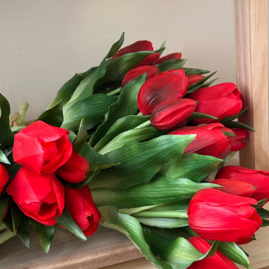 Mazzo artificiale di Tulipani rossi - immagine 2