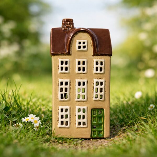 Casetta beige porta verde