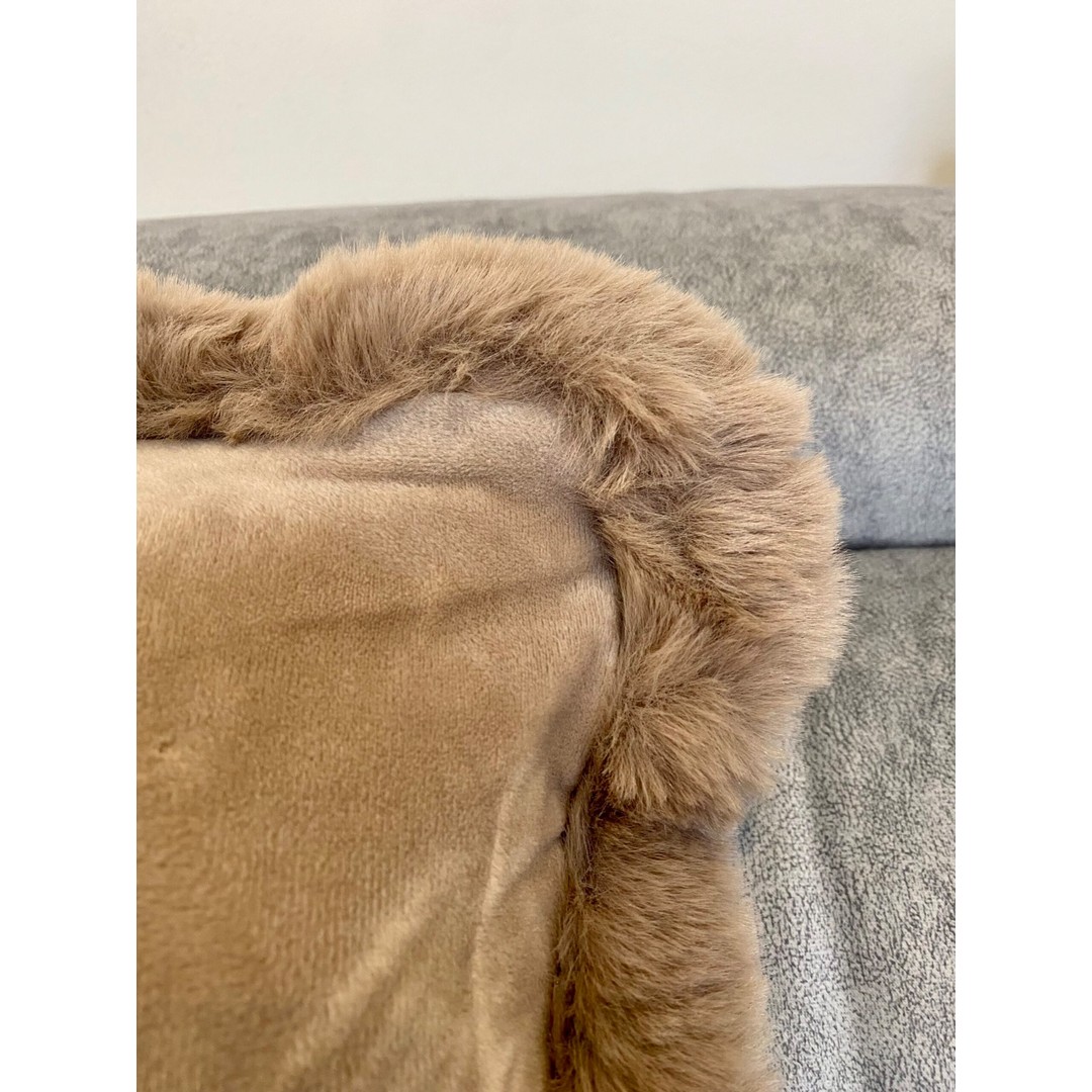 Fodera cuscino arredo bordo pelliccia beige - immagine 4