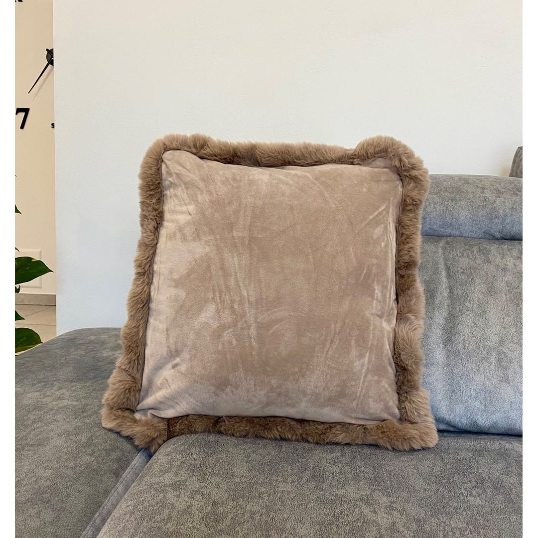 Fodera cuscino arredo bordo pelliccia beige - immagine 2