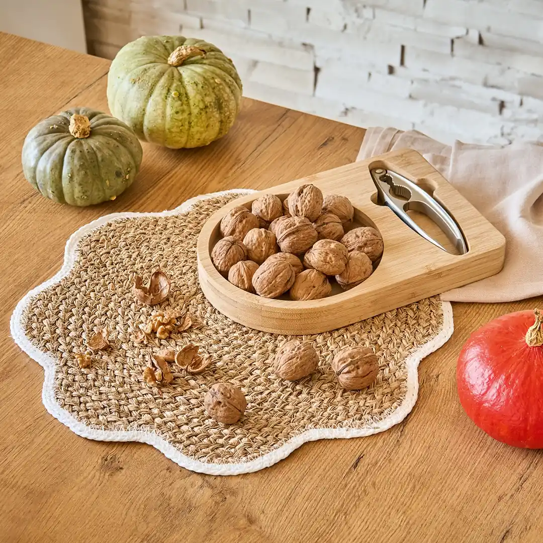 Tagliere in bamboo con schiaccianoci